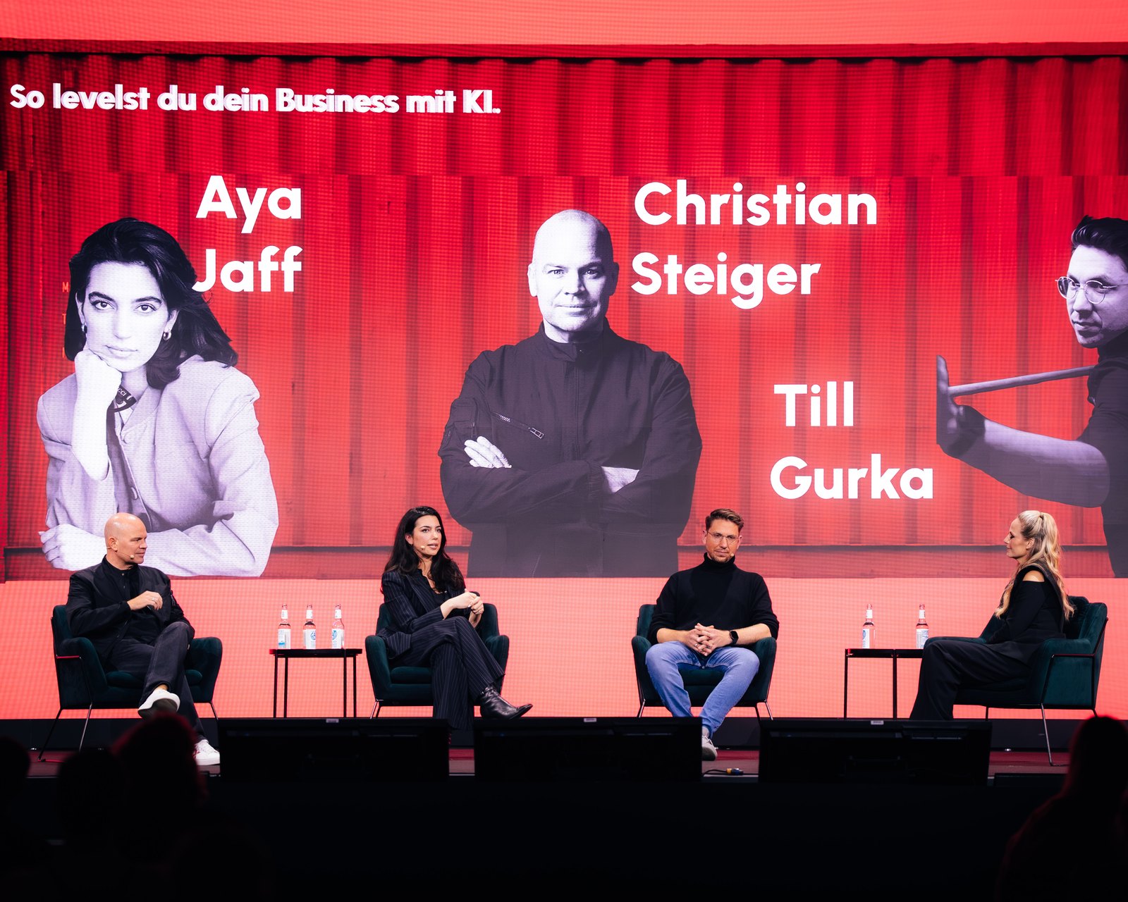 Panel „So levelst du dein Business mit KI“ beim Lexware Festival: Christian Steiger, Aya Jaff und Till Gurka in Sesseln vor der roten Leinwand