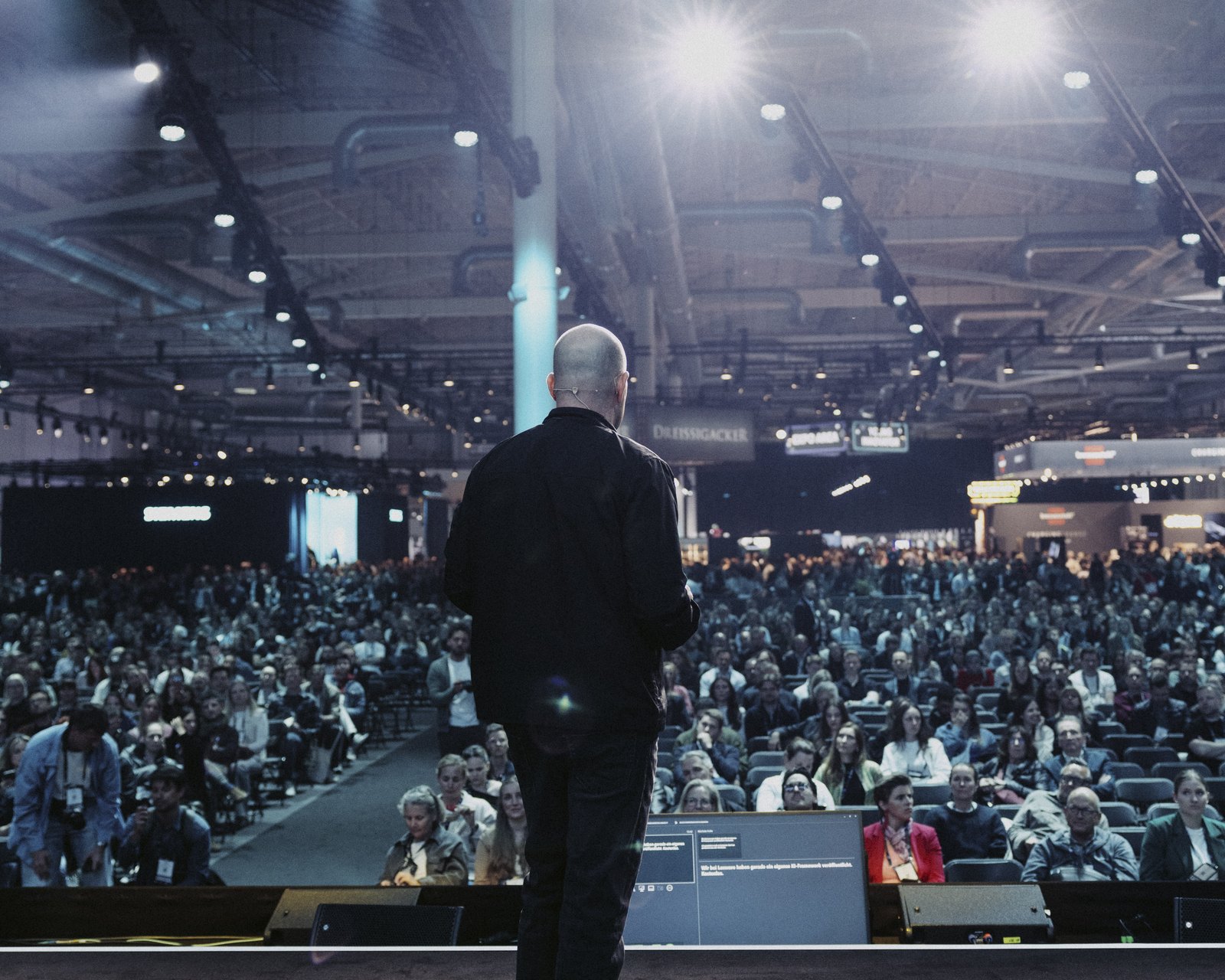 Christian Steiger von hinten auf der Blue Stage des OMR Festivals, vor ihm die volle Halle