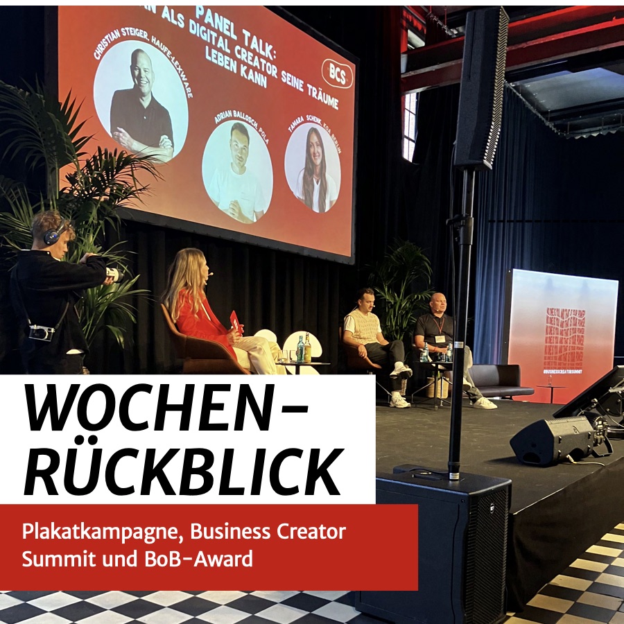 Wochenrückblick mit den Stichworten Plakatkampagne, Business Creator Summit und BoB-Award: Panel Talk auf einer Bühne, drei Gäste in Sesseln, auf der Leinwand ihre Porträts