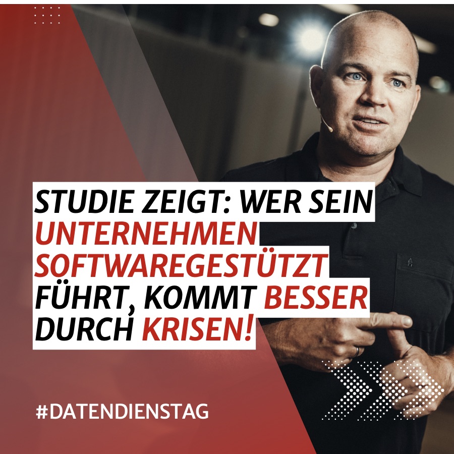 Kachel der Lexware-Reihe #Datendienstag: Christian Steiger spricht mit Headset-Mikrofon, daneben der Text „Studie zeigt: Wer sein Unternehmen softwaregestützt führt, kommt besser durch Krisen!“