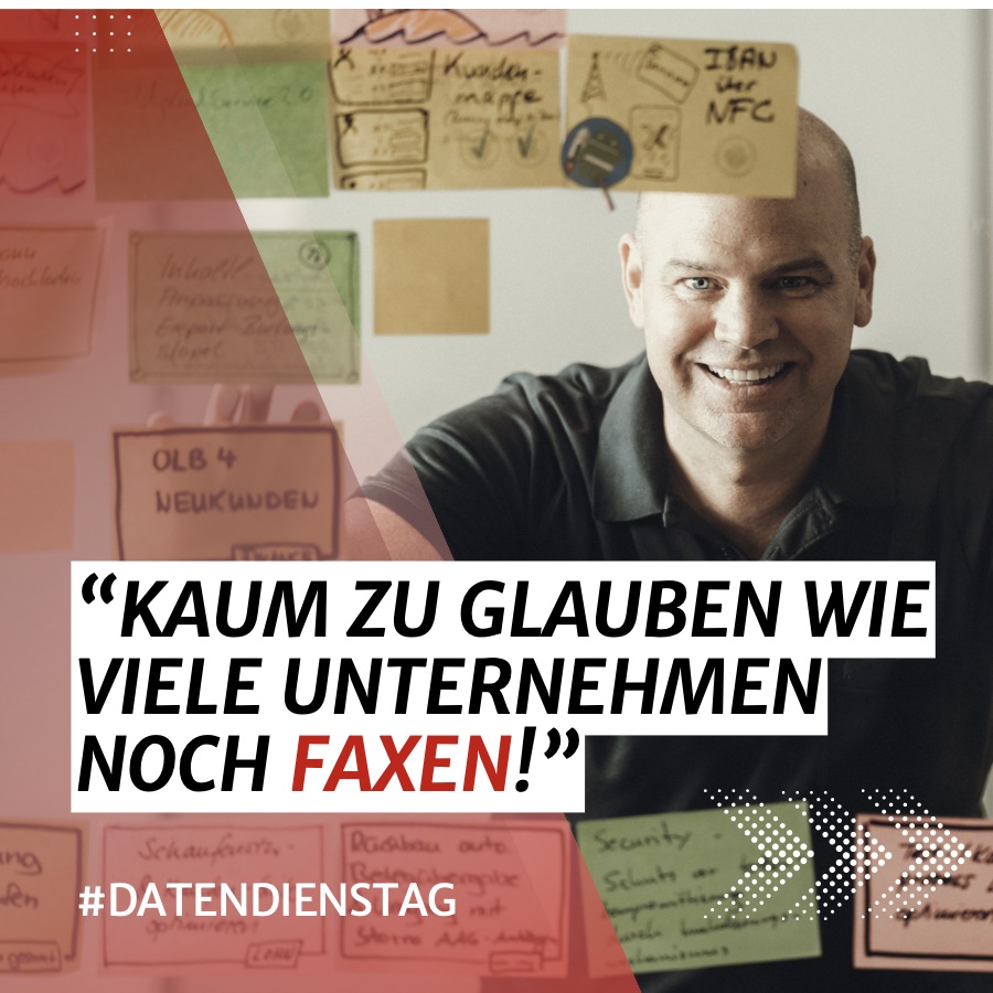 Kachel der Lexware-Reihe #Datendienstag: Christian Steiger lächelt vor einer Wand voller Haftnotizen, daneben „Kaum zu glauben, wie viele Unternehmen noch faxen!“