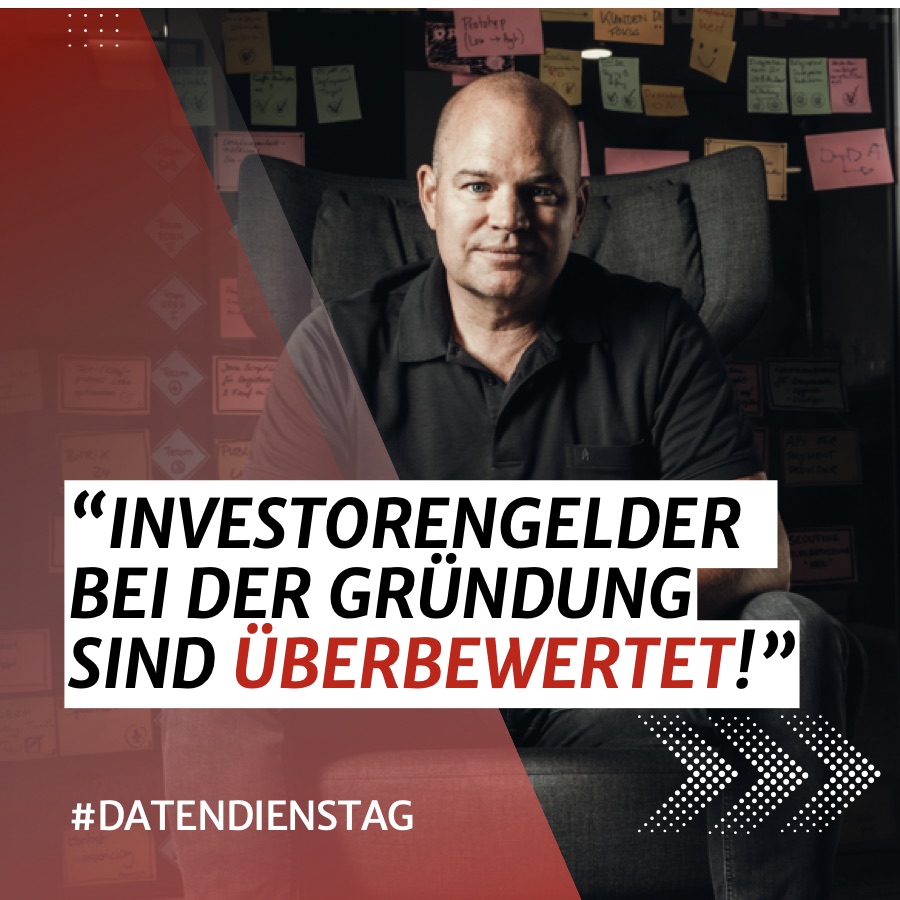 Kachel der Lexware-Reihe #Datendienstag: Christian Steiger sitzt in einem Sessel vor einer Wand voller Haftnotizen, daneben „Investorengelder bei der Gründung sind überbewertet!“