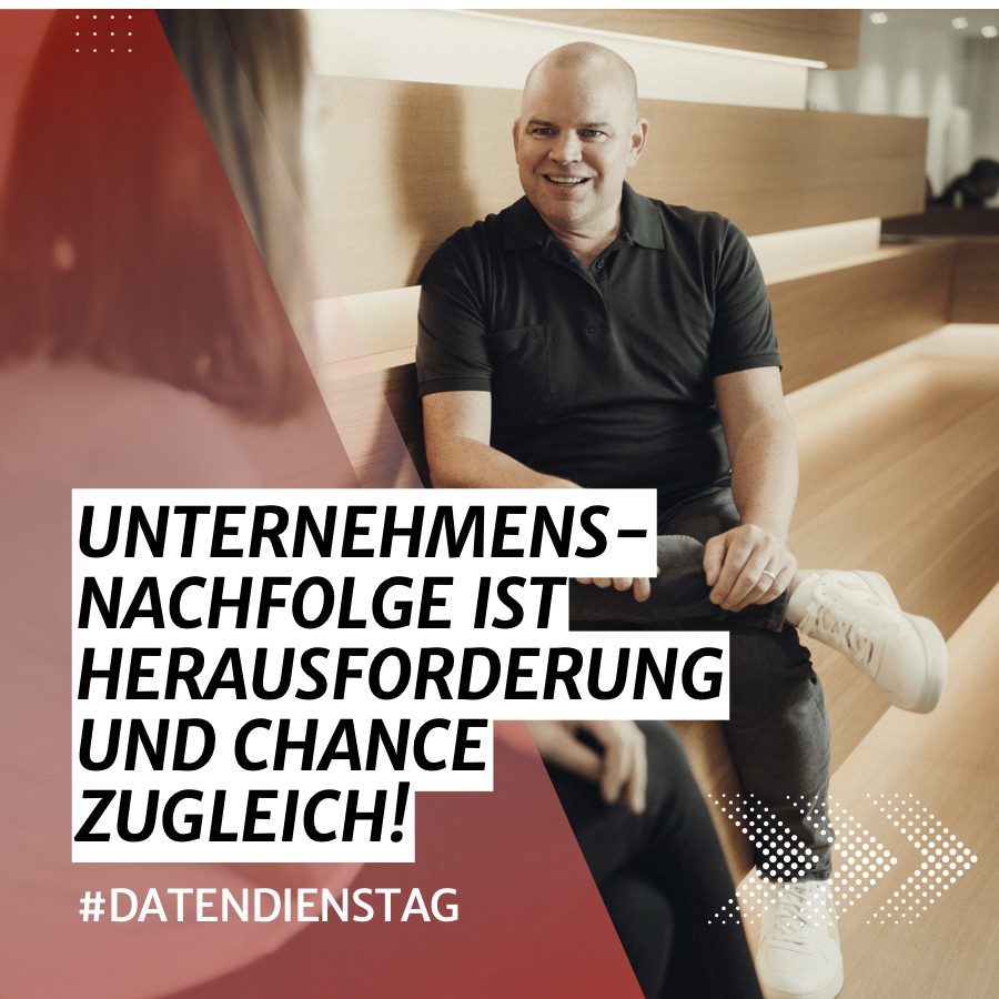 Kachel der Lexware-Reihe #Datendienstag: Christian Steiger sitzt lächelnd auf einer Holztreppe, daneben „Unternehmensnachfolge ist Herausforderung und Chance zugleich!“