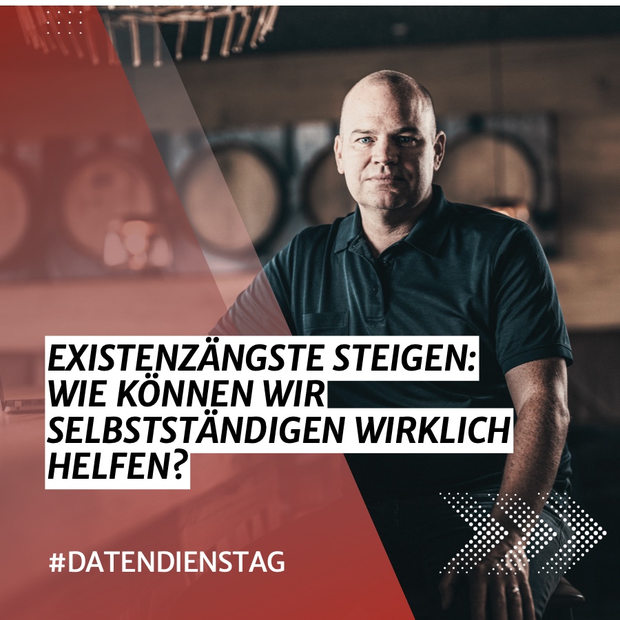 Kachel der Lexware-Reihe #Datendienstag: Christian Steiger vor Holzfässern, daneben „Existenzängste steigen: Wie können wir Selbstständigen wirklich helfen?“