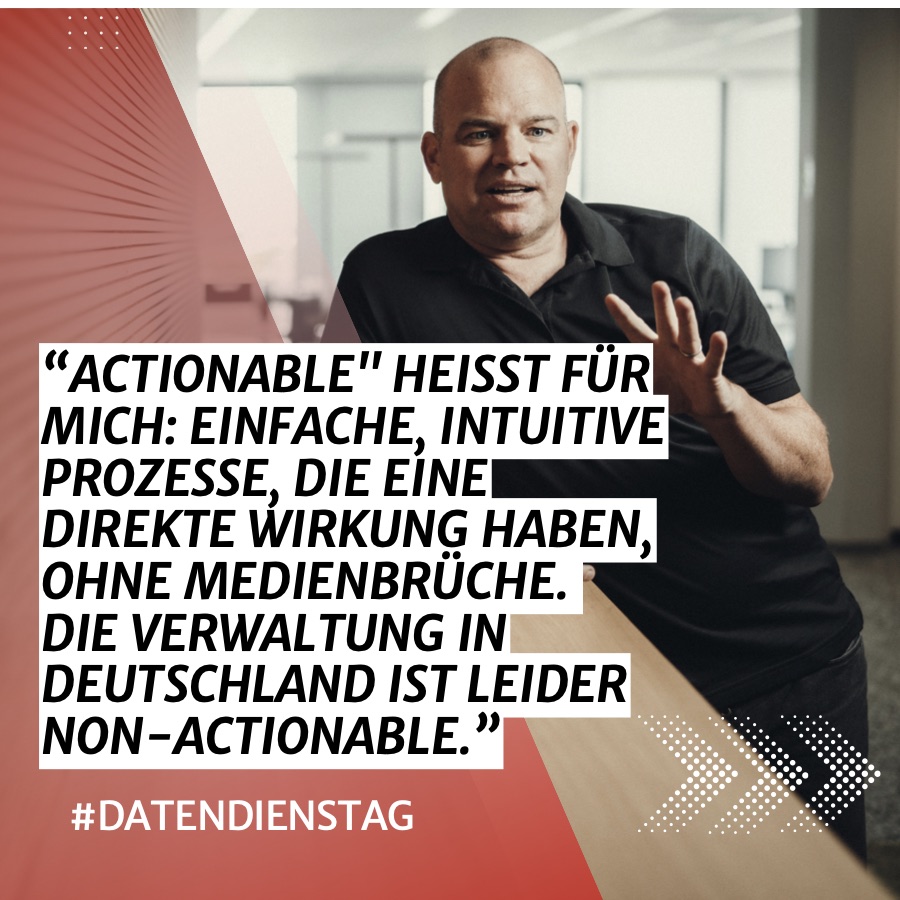Kachel der Lexware-Reihe #Datendienstag: Christian Steiger erklärt mit erhobener Hand, daneben „Actionable heißt für mich: einfache, intuitive Prozesse, die eine direkte Wirkung haben, ohne Medienbrüche. Die Verwaltung in Deutschland ist leider non-actionable.“