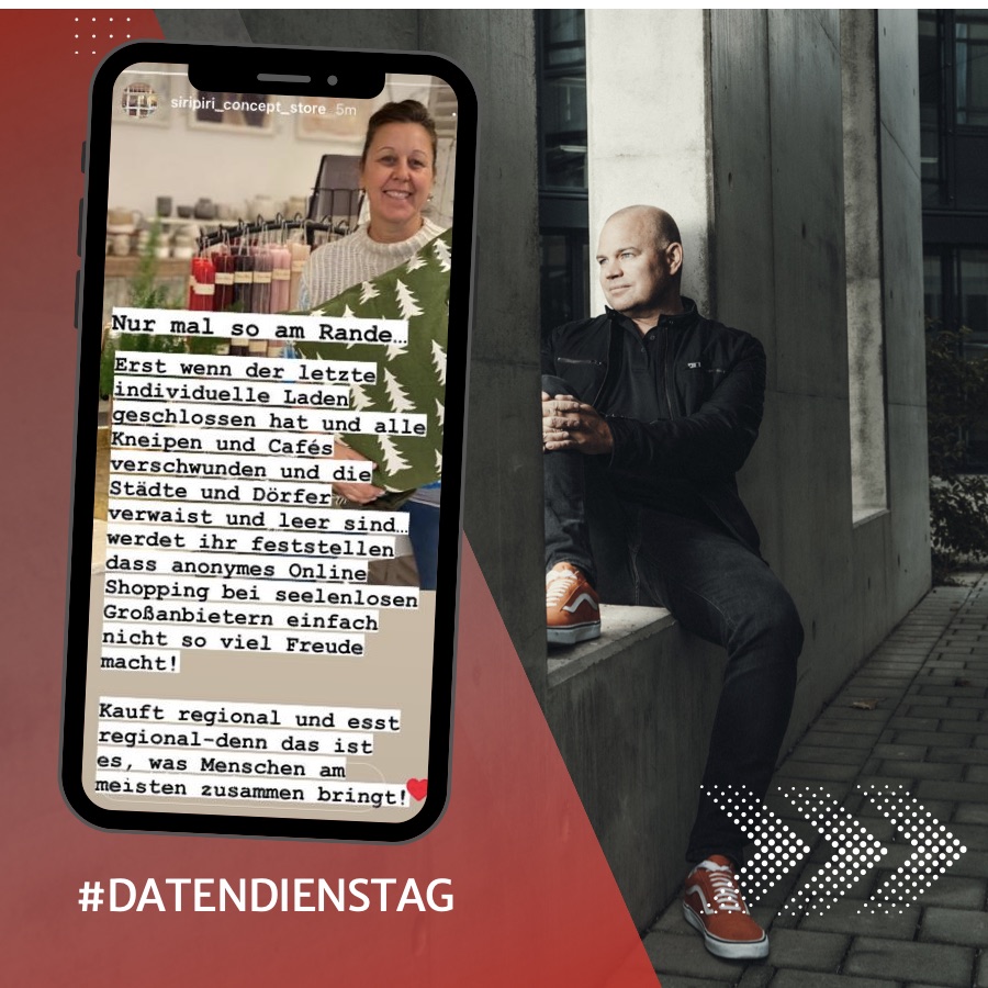 Kachel der Lexware-Reihe #Datendienstag: Christian Steiger sitzt auf einer Betonmauer, daneben ein Smartphone mit der Instagram-Story eines Concept Stores, die zum regionalen Einkaufen aufruft