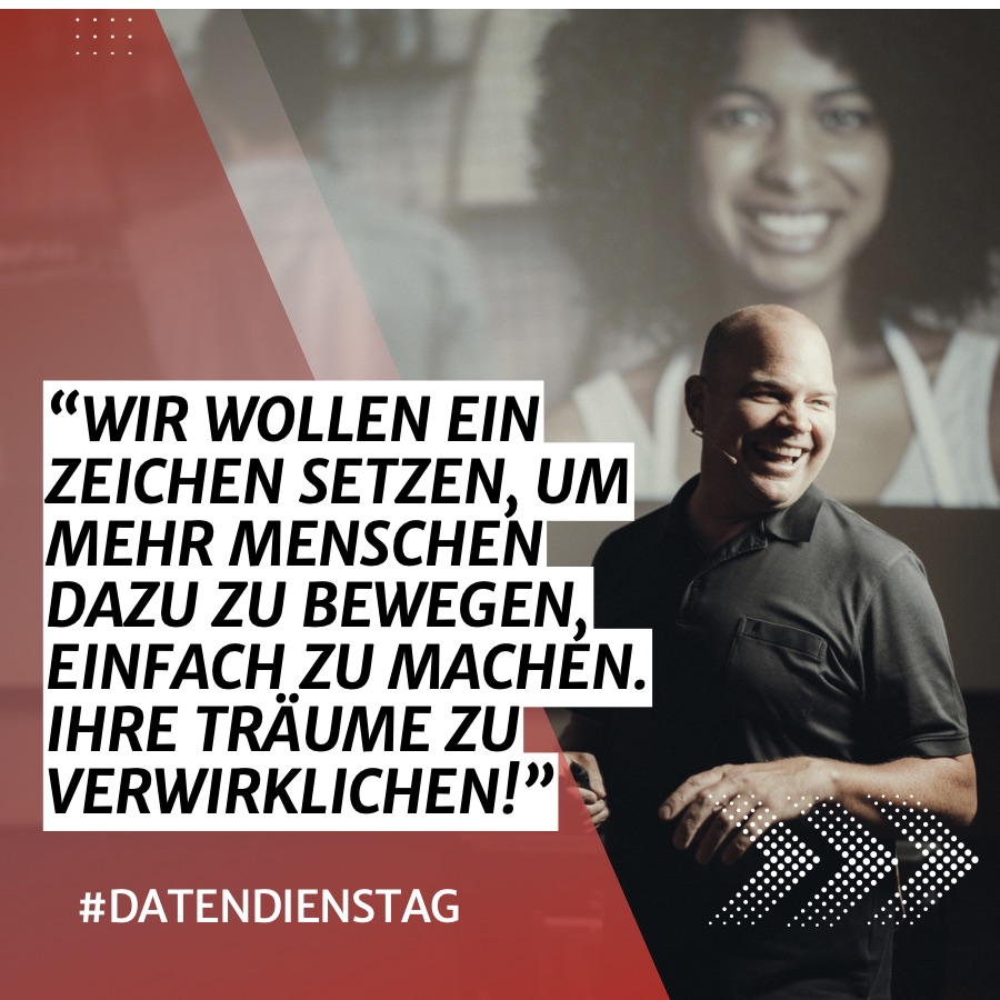 Kachel der Lexware-Reihe #Datendienstag: Christian Steiger lacht auf einer Bühne, im Hintergrund eine lachende Frau auf der Leinwand, dazu „Wir wollen ein Zeichen setzen, um mehr Menschen dazu zu bewegen, einfach zu machen. Ihre Träume zu verwirklichen!“