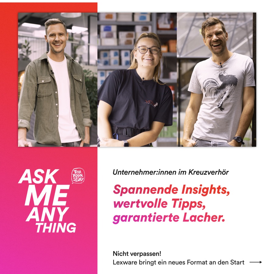 Ankündigung des Formats „Ask me anything. Unternehmer:innen im Kreuzverhör“ von Tell Your Story: drei lachende Menschen in einem Lager, dazu „Spannende Insights, wertvolle Tipps, garantierte Lacher.“