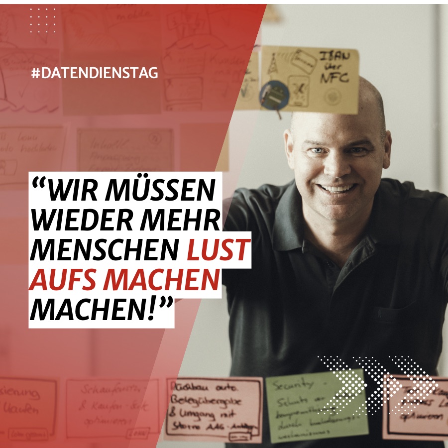 Kachel der Lexware-Reihe #Datendienstag: Christian Steiger lächelt vor einer Wand voller Haftnotizen, daneben „Wir müssen wieder mehr Menschen Lust aufs Machen machen!“