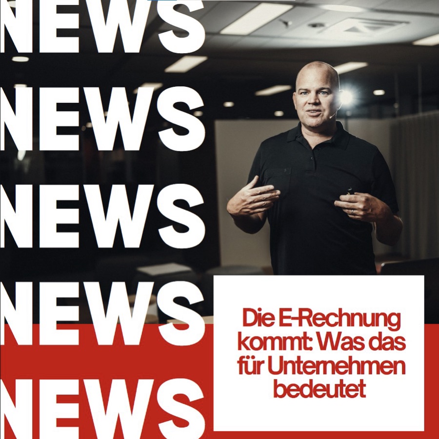 Ein Redner auf der Bühne, links mehrfach das Wort NEWS, dazu „Die E-Rechnung kommt: Was das für Unternehmen bedeutet“