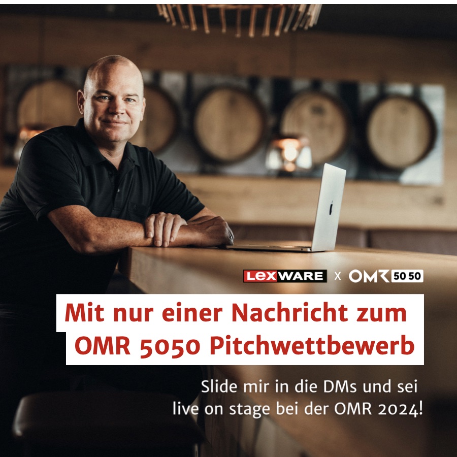 Christian Steiger lehnt an einer Theke mit Laptop vor Holzfässern, dazu „Lexware x OMR 5050: Mit nur einer Nachricht zum OMR 5050 Pitchwettbewerb. Slide mir in die DMs und sei live on stage bei der OMR 2024!“