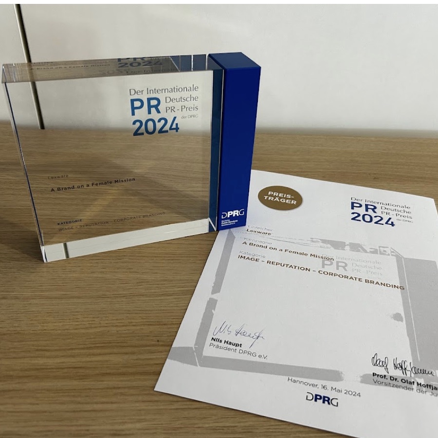 Glastrophäe und Urkunde des Internationalen Deutschen PR-Preises 2024 der DPRG für „A Brand on a Female Mission“ in der Kategorie Image, Reputation, Corporate Branding