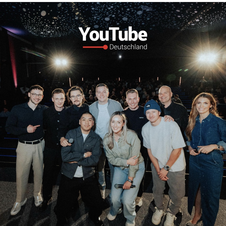 Gruppenfoto vor dem Logo von YouTube Deutschland in einem Kinosaal bei einer Doku-Premiere