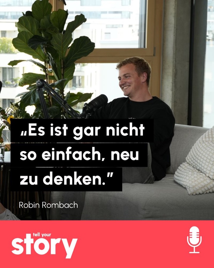 Robin Rombach lachend am Podcast-Mikrofon, Zitat: Es ist gar nicht so einfach, neu zu denken. Darunter das Logo von Tell Your Story.