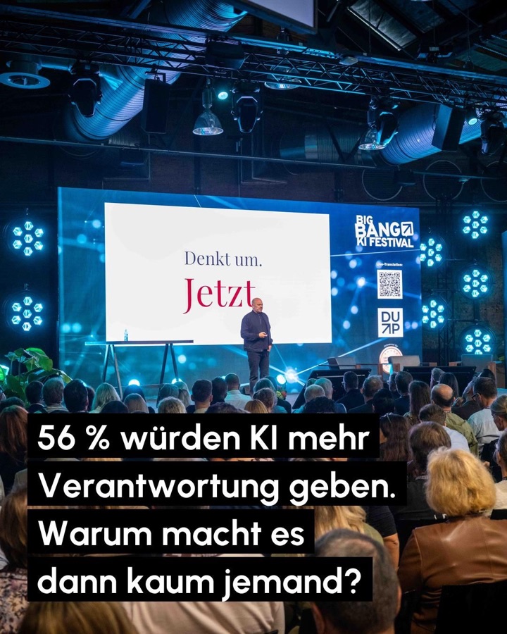 Christian Steiger auf der Bühne des BIG BANG KI Festivals vor vollem Saal, auf der Leinwand: Denkt um. Jetzt. Schrift: 56 % würden KI mehr Verantwortung geben. Warum macht es dann kaum jemand?