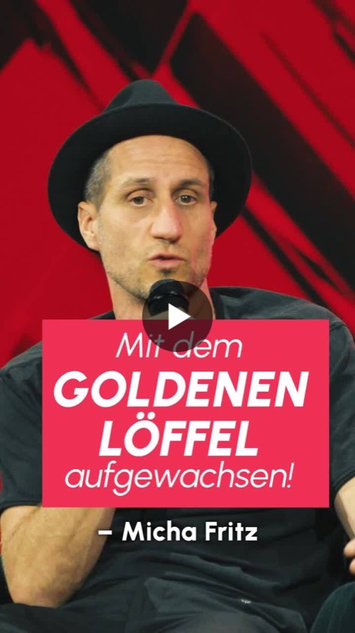 Videostandbild: Micha Fritz mit Hut am Mikrofon, Schrift: Mit dem goldenen Löffel aufgewachsen!