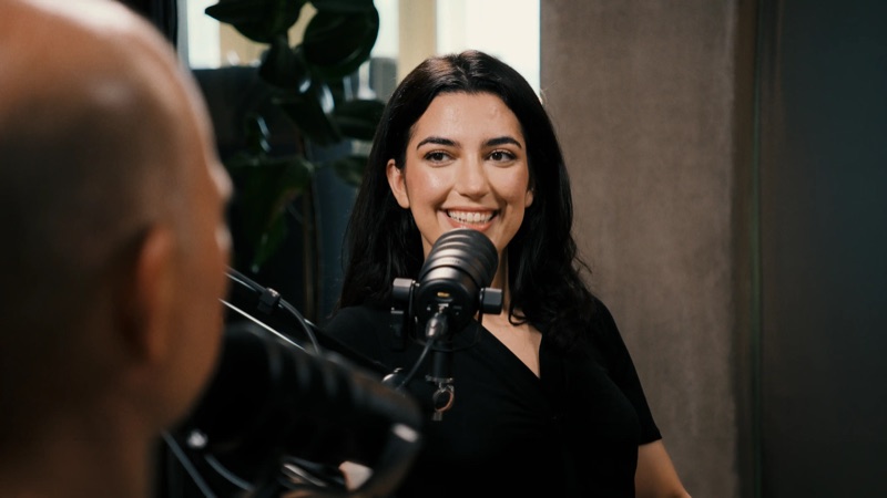 Aya Jaff im Tell Your Story Podcast
